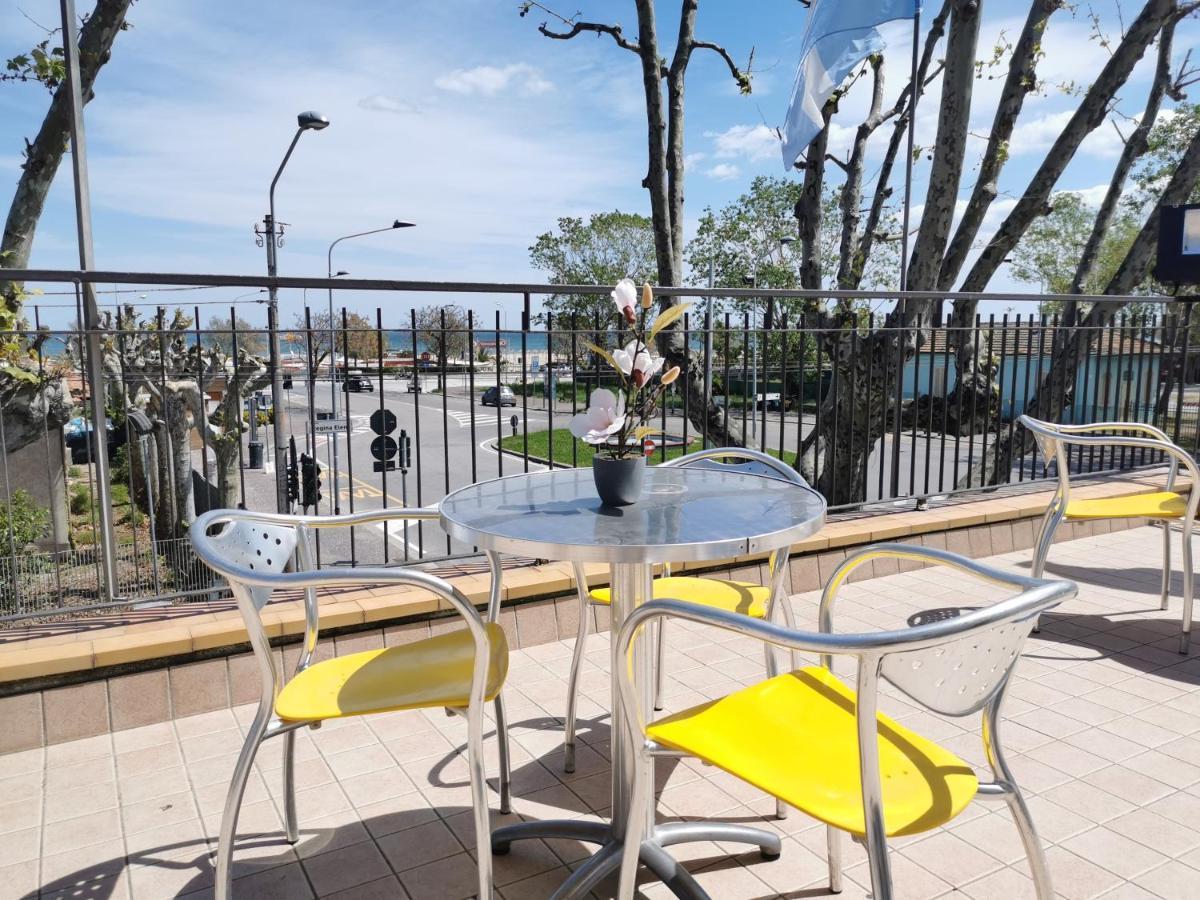 Hotel Ideale Young People Under 40 Rimini Exterior photo