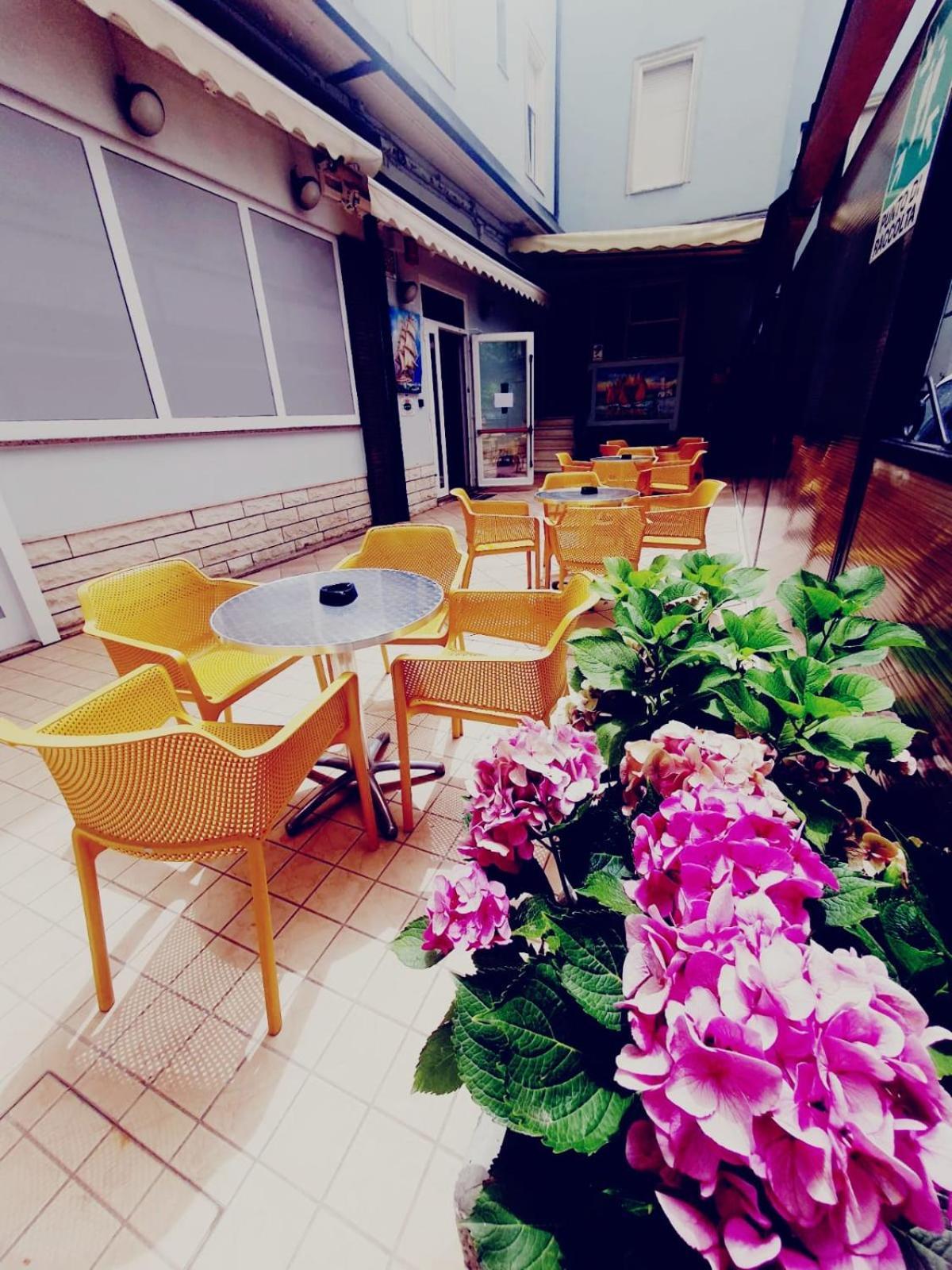 Hotel Ideale Young People Under 40 Rimini Exterior photo