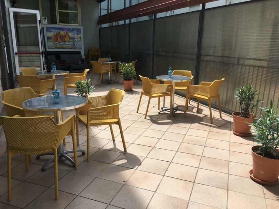 Hotel Ideale Young People Under 40 Rimini Exterior photo